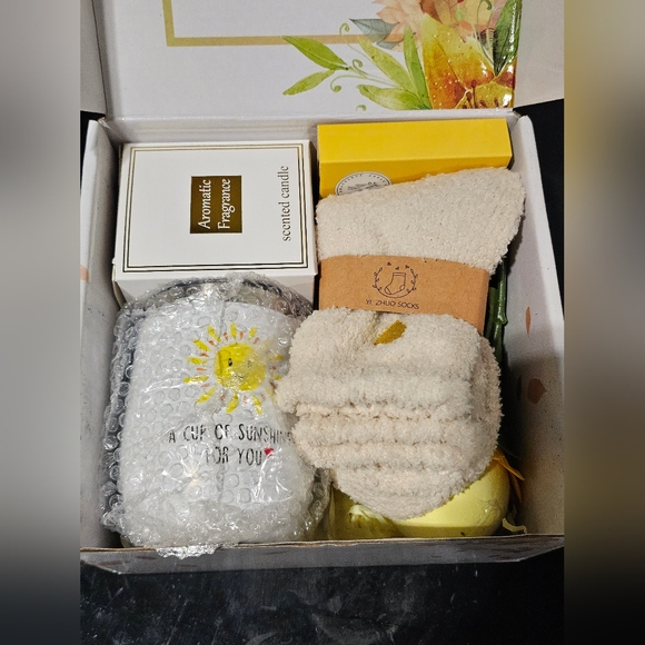 Hello Sunshine Gift Box - Picture 4 of 8